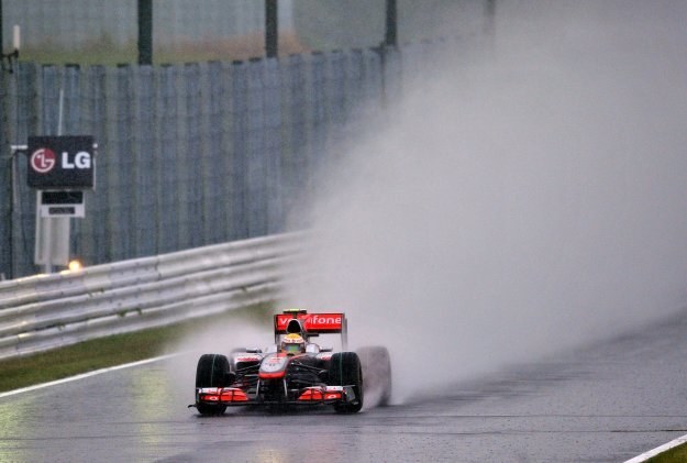 Takie warunki panowały w sobotę na torze Suzuka. Na zdjęciu Lewis Hamilton (McLaren-Mercedes) /AFP