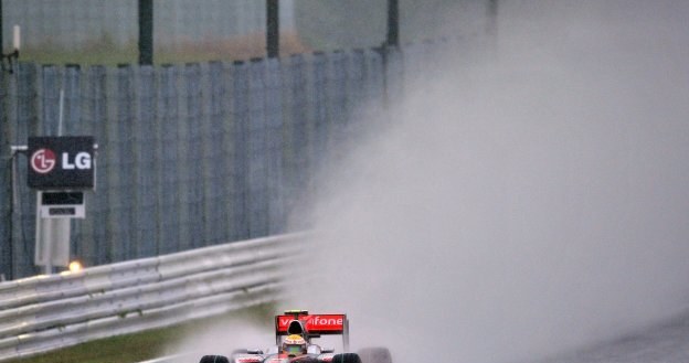 Takie warunki panowały w sobotę na torze Suzuka. Na zdjęciu Lewis Hamilton (McLaren-Mercedes) /AFP