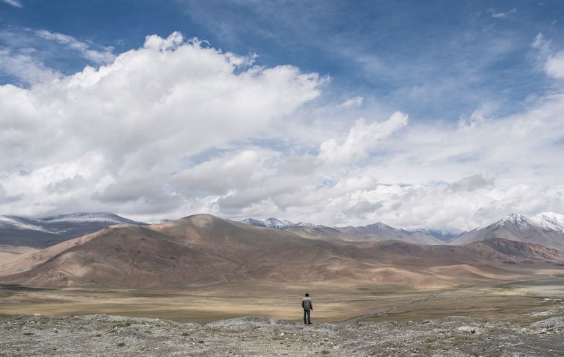Takie widoki można spotkać, jadąc Autostradą Przyjaźni w Tybecie. Ze względu na duże wysokości jest to jednak wymagająca trasa /JOHANNES EISELE /AFP