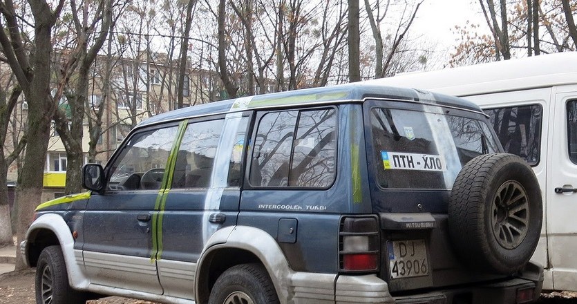 Takie zdjęcie Pajero można znaleść w sieci. Auto wymalowano w ukraińskie barwy i przyczepiono coś w rodzaju ukraińskiej rejestracji /Informacja prasowa