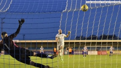 Takiego karnego jeszcze nie było. Zamiast w bramkę, trafił w stadionową lampę