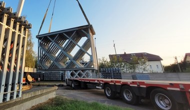 Takiego ładunku jeszcze nie widziałeś. Na drogę wyjechał most