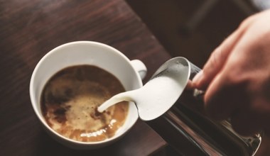 ​Takiego mleka lepiej nie wlewaj do kawy. To przez nie nie możesz schudnąć
