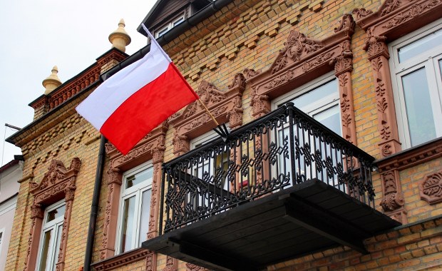 Takiej flagi nie wolno wywieszać! Najczęstsze pomyłki Polaków podczas świąt narodowych