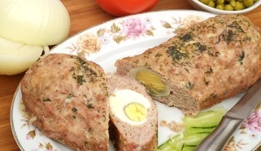 Takiej pieczeni jeszcze nie próbowałeś. Delikatne mięso drobiowe i ugotowane jajko 