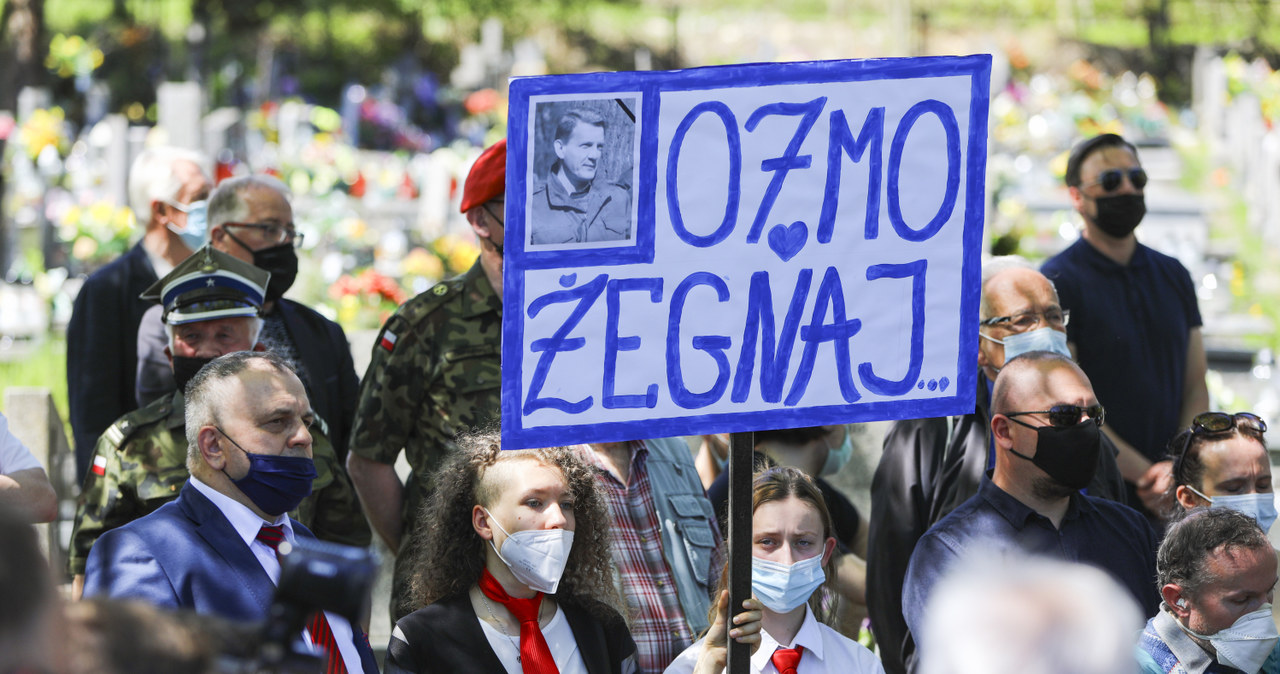 Takim transparenetem młodzież pożegnała Bronisława Cieślaka /Norbert Nieznanicki /AKPA