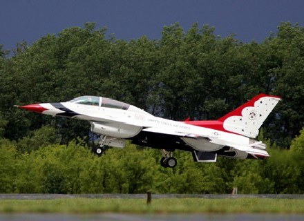 Takim (tu w barwach amerykańskich), 2-miejscowym F-16, leciała Agnieszka Rylik/fot. Michał Niwicz /Agencja SE/East News