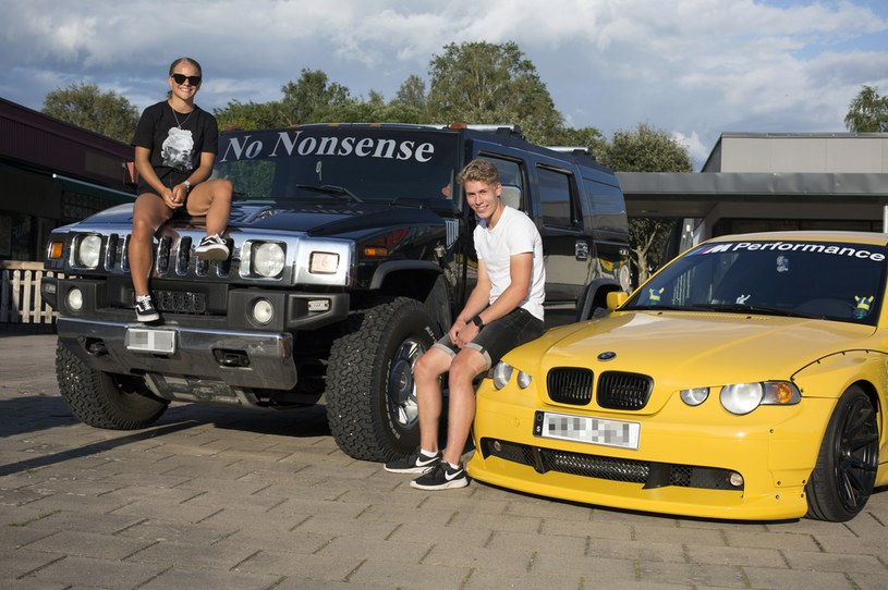 Takimi samochodami w Szwecji mogą jeździć 15-latkowie /Getty Images