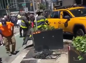 Taksówkarz wjechał w grupę ludzi w Nowym Jorku. Trzy osoby walczą o życie