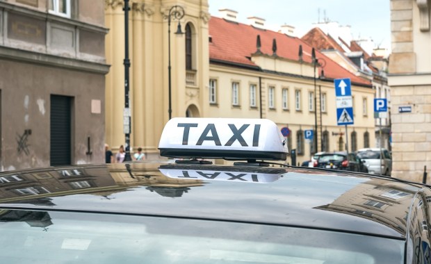 Taksówkarz zraniony nożem. Policja już wie, kto zaatakował