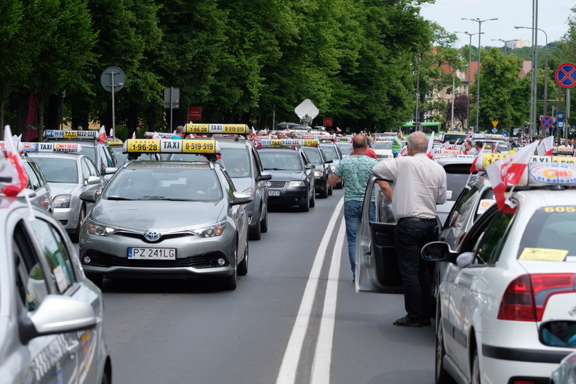 Taksówkarze chyba innego efektu się spodziewali /Jakub Kaczmarczyk /PAP