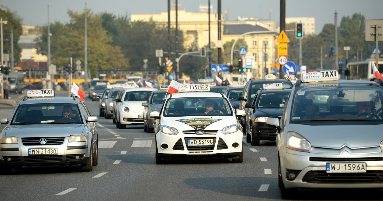 Taksówkarze jeździli zgodnie z przepisami. Warszawa stanęła w korku /Jacek Turczyk /PAP