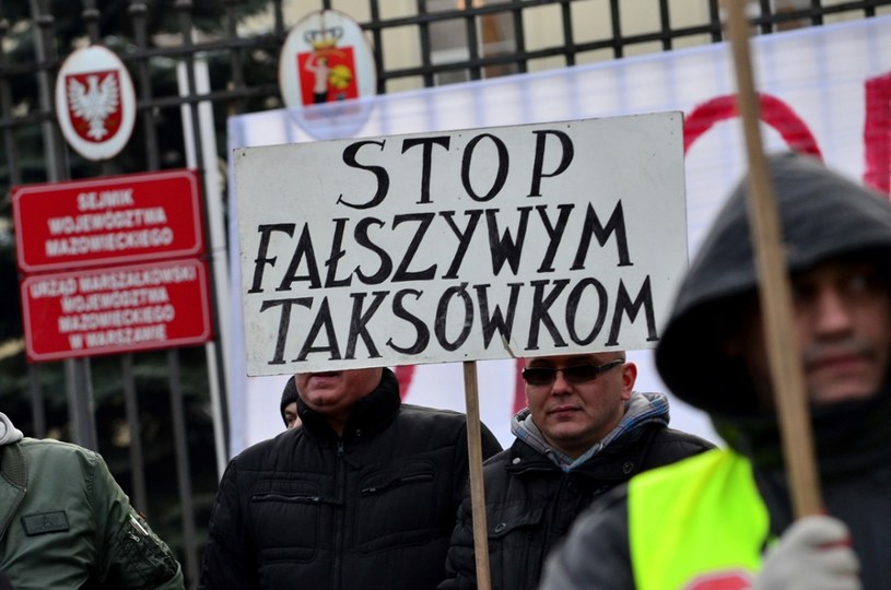 Taksówkarze już nie raz protestowali przeciw nielicencjonowanym przewoźnikom /Mariusz Gaczyński /East News