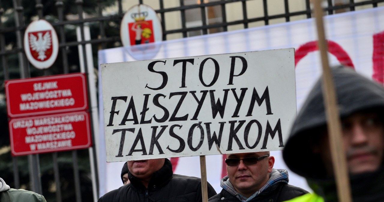 Taksówkarze już nie raz protestowali przeciw nielicencjonowanym przewoźnikom /Mariusz Gaczyński /East News