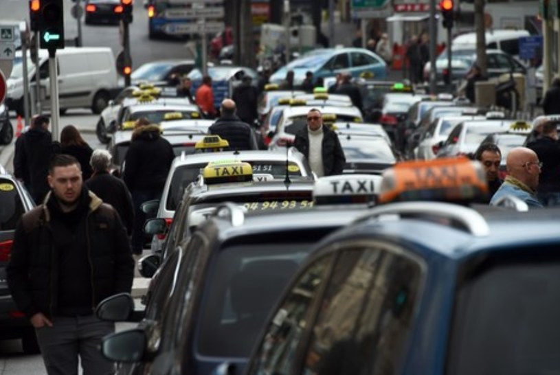 Taksówkarze przez trzy dni utrudniali ruch w Paryżu /AFP