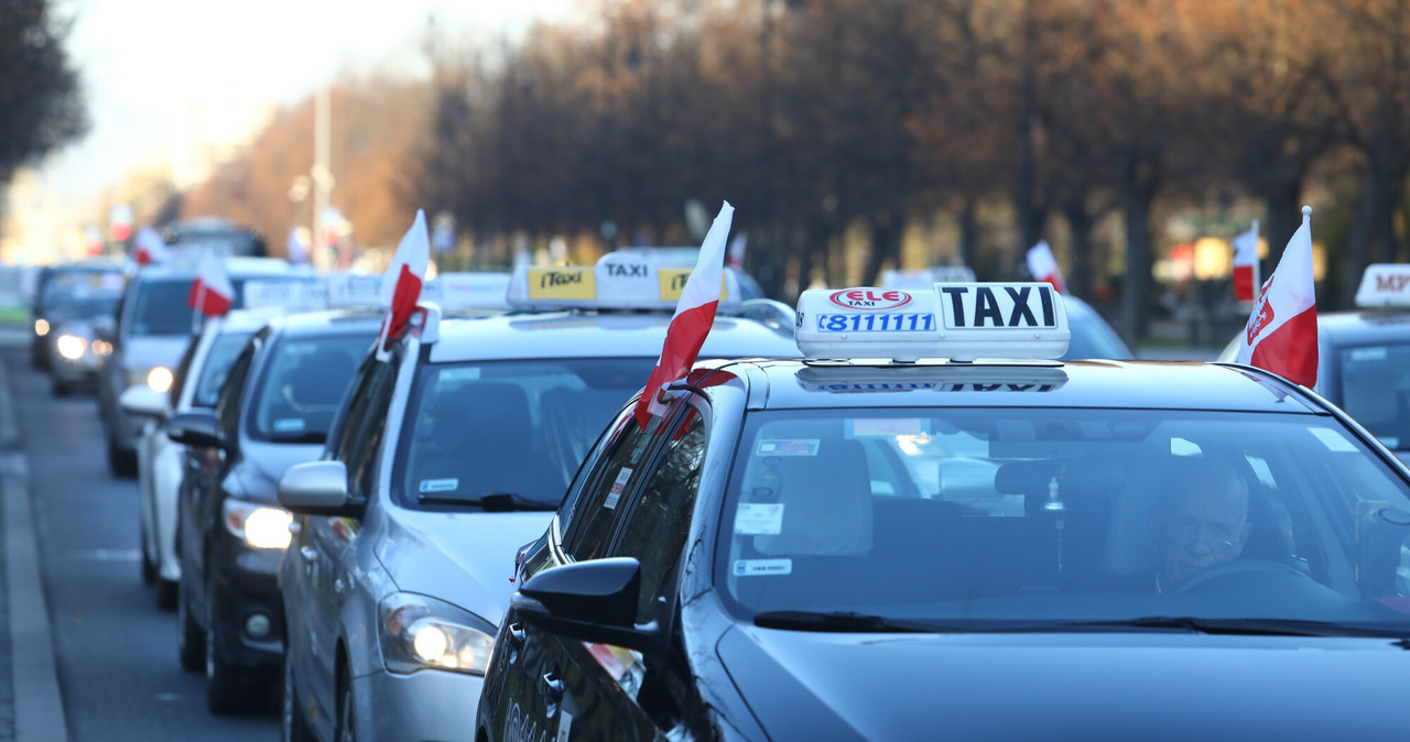 Taksówkarze w Warszawie /Tomasz Jastrzebowski/REPORTER /East News