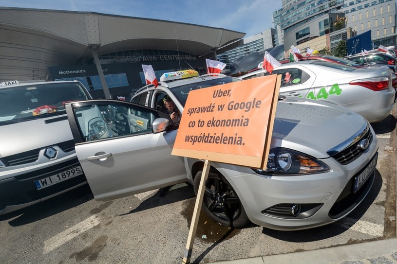 Taksówkarze wielokrotnie już protestowali przeciwko nierównym zasadom, na jakich działa Uber /Mariusz Graczyński /East News
