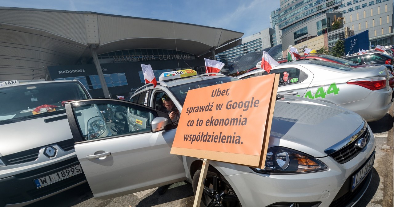 Taksówkarze wielokrotnie już protestowali przeciwko nierównym zasadom, na jakich działa Uber /Mariusz Graczyński /East News