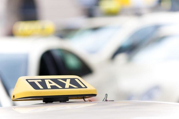 Taksówkarze z całej Polski żądają większych stawek za "trzaśnięcie drzwiami" /&copy; Panthermedia