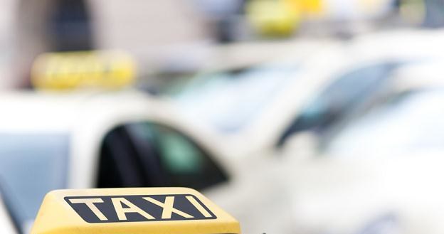 Taksówkarze z całej Polski żądają większych stawek za "trzaśnięcie drzwiami" /&copy; Panthermedia