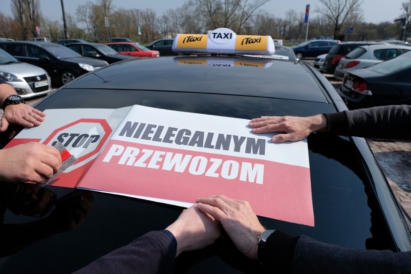 Taksówkarzom nie podoba się propozycja PiS /Mateusz Grochocki /East News