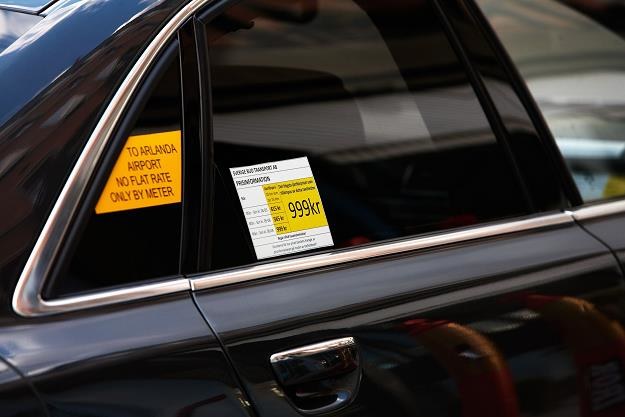 Taksówki muszą mieć na tylnej bocznej szybie informację o cenie za szwedzką milę, czyli 10 km /&copy;123RF/PICSEL