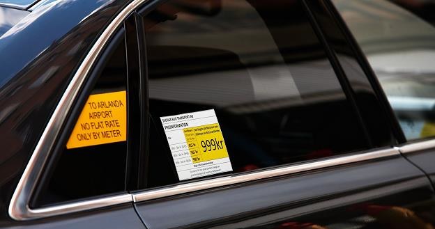 Taksówki muszą mieć na tylnej bocznej szybie informację o cenie za szwedzką milę, czyli 10 km /&copy;123RF/PICSEL