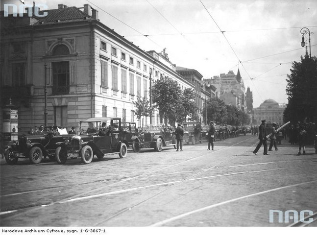 Taksówki na Krakowskim Przedmieściu. Warszawa 1926 /Z archiwum Narodowego Archiwum Cyfrowego