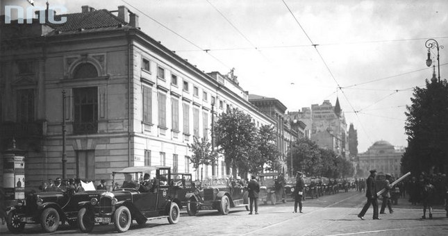 Taksówki na Krakowskim Przedmieściu. Warszawa 1926 /Z archiwum Narodowego Archiwum Cyfrowego