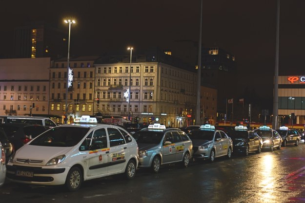 Taksówki w Warszawie /Shutterstock