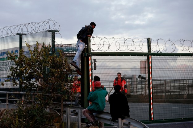 Także tej nocy imigranci szturmowali wjazd do Eurotunelu /YOAN VALAT  /PAP/EPA