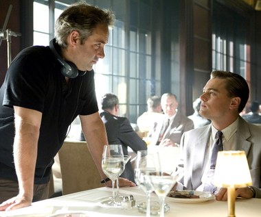 Także w kolejnych dziełach Brytyjczyk opowiadał o bohaterach, którzy nie są jednowymiarowi. Anthony Swofford (Jake Gyllenhaal) z filmu "Jarhead. Żołnierz piechoty morskiej" z 2005 r. przechodzi drogę od przerażonego walką młodego żołnierza po rasowego wojownika, a April Wheeler (Kate Winslet - ówczesna żona reżysera) z "Drogi do szczęścia" z 2008 r. - od szczęśliwie zakochanej, optymistycznie spoglądającej w przyszłość młodej kobiety po rozczarowaną małżeństwem, sfrustrowaną żonę.

Na zdjęciu: Sam Mendes z Leonardem DiCaprio na planie "Drogi do szczęścia"