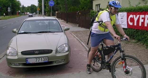 Także w Polsce parkuje się na ścieżkach rowerowych. Fot. Andrzej Zbraniecki (Agencja East News) /Informacja prasowa