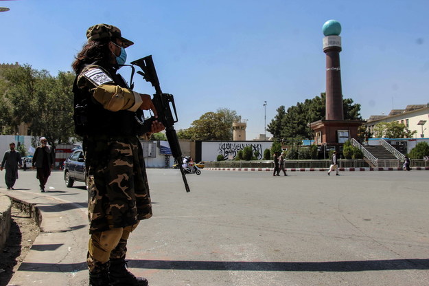 Talib pilnujący ulic w Kabulu. /STRINGER /PAP/EPA
