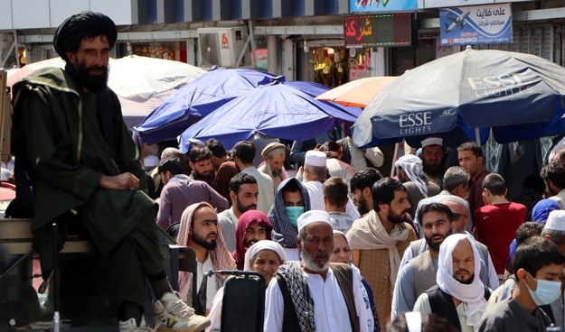 Talib pilnujący ulicy Kabulu. /STRINGER /PAP/EPA