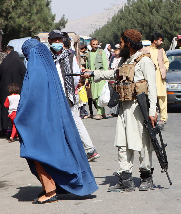 Talibowie kontrolują dojazd do międzynarodowego lotniska w Kabulu /STRINGER /PAP/EPA