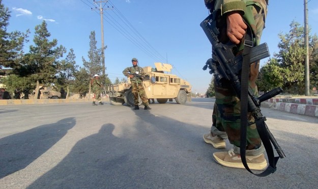 Talibowie kontrolują drogę na lotnisko w Kabulu /STRINGER /PAP/EPA