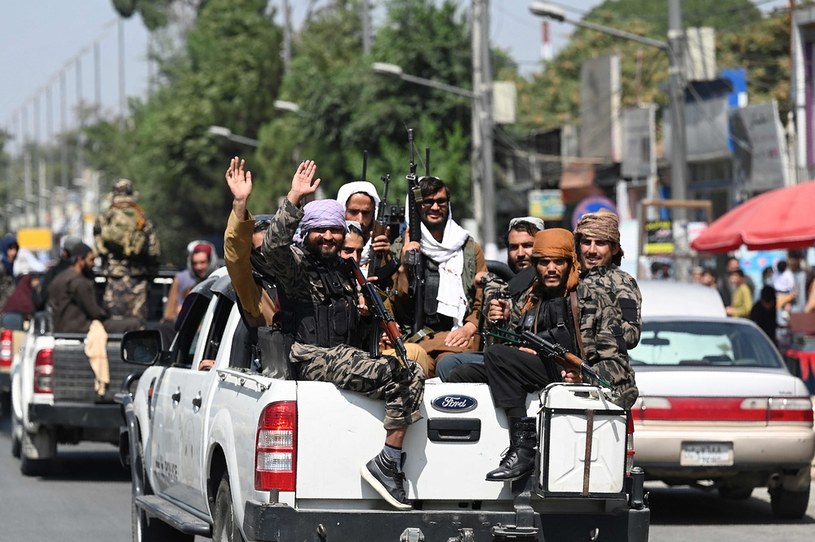 Talibowie na Fordach Rangerach przejętych od policji /Getty Images