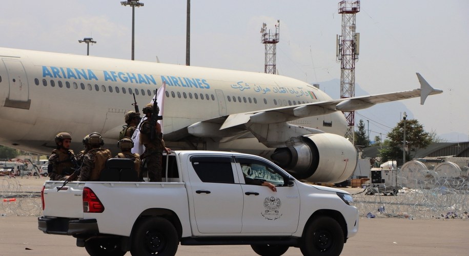 Talibowie na lotnisku Hamida Karzaja w Kabulu /STRINGER /PAP/EPA