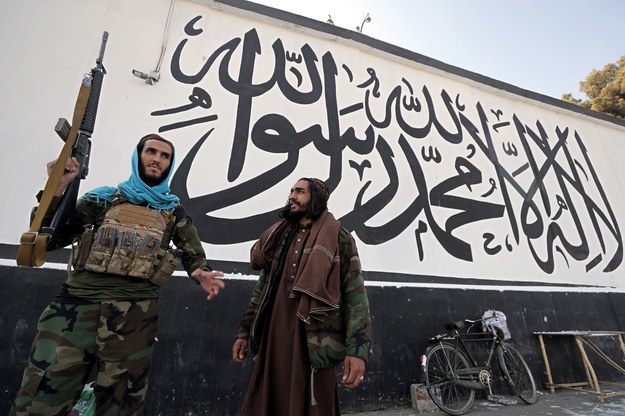 Talibowie na straży przed budynkiem byłej ambasady USA /MAXIM SHIPENKOV    /PAP/EPA
