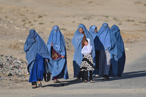 Talibowie nakazali kobietom zakrywać ciała od stóp do głów