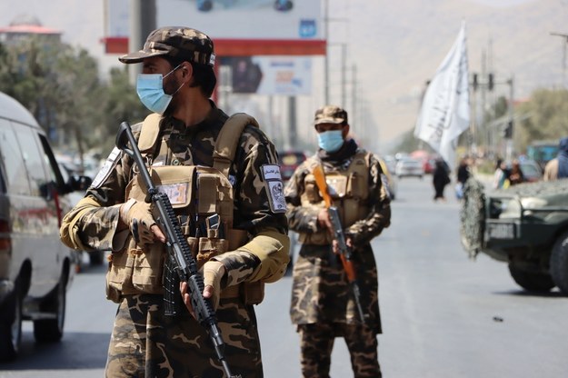 Talibowie pilnujący ulic Afganistanu. /STRINGER /PAP/EPA