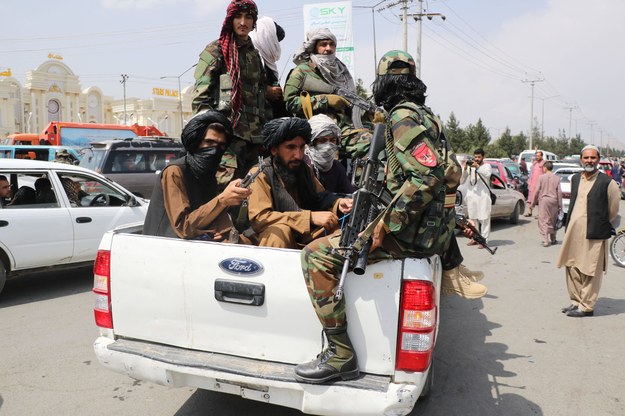 Talibowie po przejęciu kontroli na lotnisku w Kabulu /AA/ABACA /PAP