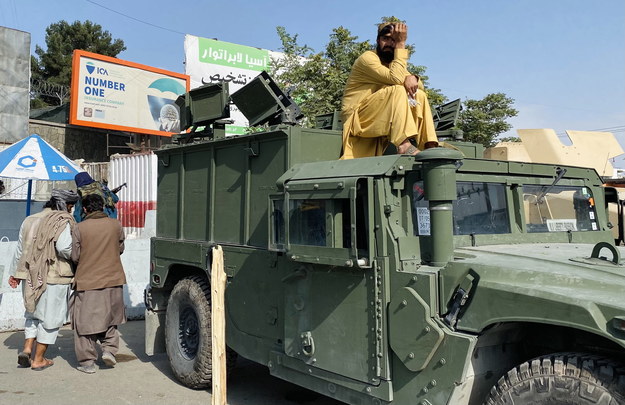 Talibowie przed lotniskiem w Kabulu /STRINGER /PAP/EPA