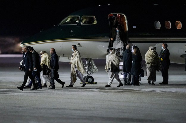 Talibowie przylecieli na pokładzie luksusowego samolotu, wysłanego po nich przez rząd w Oslo /Terje Bendiksby /PAP/EPA