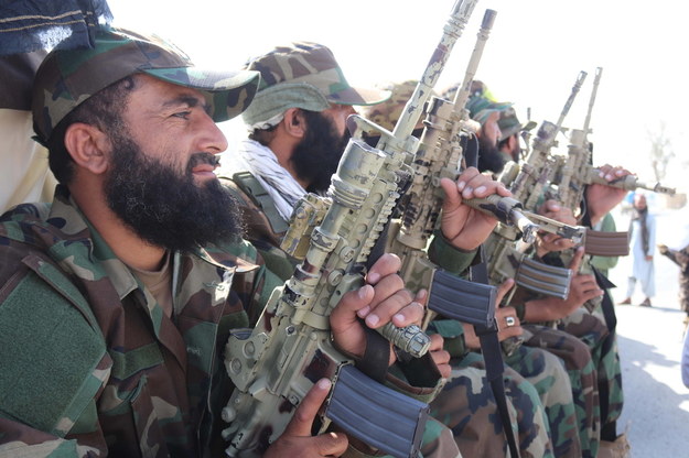 Talibowie świętujący wycofanie sił amerykańskich w Kandaharze. /STRINGER /PAP/EPA