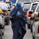 Talibowie w Kabulu nakazali kobietom zakrywać ciała od stóp do głów