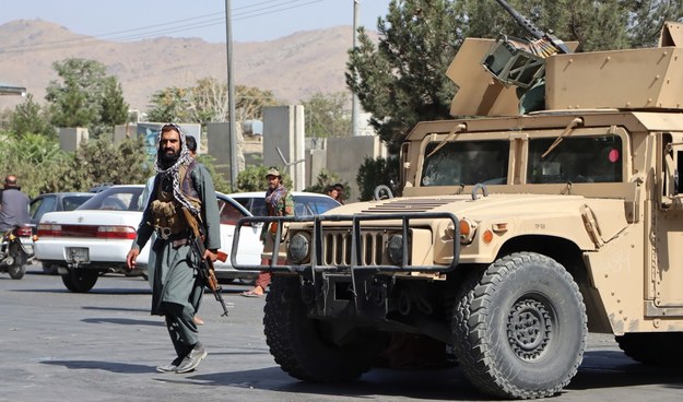 Talibowie w pobliżu lotniska w Kabulu, przed którym doszło do zamachu /STRINGER /PAP/EPA