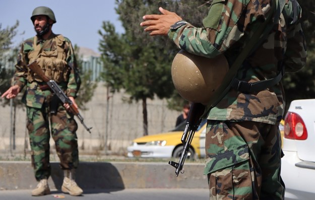 Talibowie w uniformach armii afgańskiej. /STRINGER /PAP/EPA