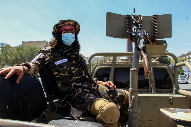 Talibski bojownik w punkcie kontrolnym w Kabulu /STRINGER /PAP/EPA